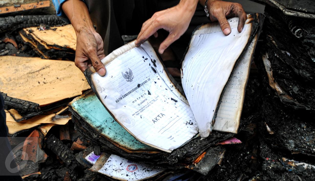 Petugas menemukan sejumlah berkas yang masih bisa diselamatkan pasca-kebakaran di kantor Komnas Perlindungan Anak pada 28 Juni lalu, di kawasan Pasar Rebo, Jakarta, Senin (29/6/2015). (Liputan6.com/Yoppy Renato)