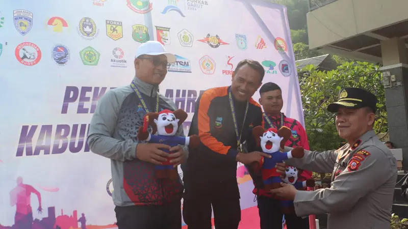 Bripka Saepul, seorang anggota Bhabinkamtibmas Polsek Tarogong Kaler, Polres Garut, Jawa Barat berhasil meraih emas event Cabor Paralayang Pekan Olahraga Kabupaten (Porkab) Garut 2024. (Liputan6.com/Jayadi Supriadin)