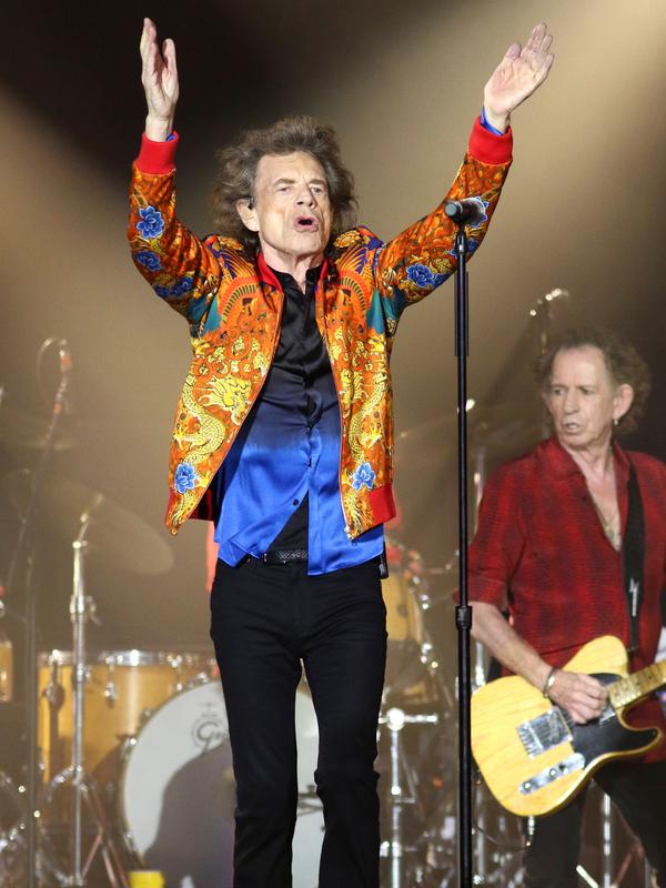 Aksi vokalis The Rolling Stones, Mick Jagger saat tampil di MetLife Stadium, East Rutherford, New Jersey, Amerika Serikat, Senin (5/8/2019). The Rolling Stones sukses menggebrak panggung MetLife Stadium dalam tur Amerika-Kanada yang bertajuk 'No Filter'. (Photo by Greg Allen/Invision/AP)