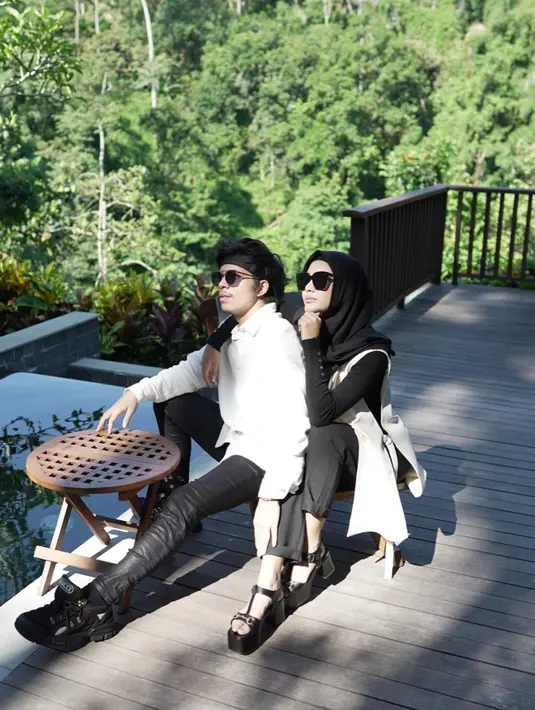 Dengan busana warna putih dan hitam, Atta Halilintar dan Aurel Hemansyah terlihat begitu serasi. Terlebih keduanya juga kompak memakai kacamata hitam yang membuat mereka benar-benar terlihat mesra dan harmonis sebagai pasangan suami istri. (Liputan6.com/IG/@attahalilintar)