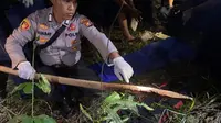 Personel Polsek Pinggir, Kabupaten Bengkalis, memperlihatkan barang bukti pembunuhan dan pencabulan yang dilakukan seorang pelajar. (Liputan6.com/M Syukur)