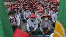 Guru sekolah antikudeta yang mengenakan seragam dan topi tradisional Myanmar duduk di jalan saat berpartisipasi dalam demonstrasi di Mandalay, Myanmar, Rabu (3/3/2021). Demonstran di Myanmar turun ke jalan lagi pada hari Rabu untuk memprotes perebutan kekuasaan bulan lalu oleh militer. (AP Photo)