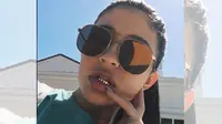 Sensual, Gaya Kylie Jenner dengan Gigi Emas