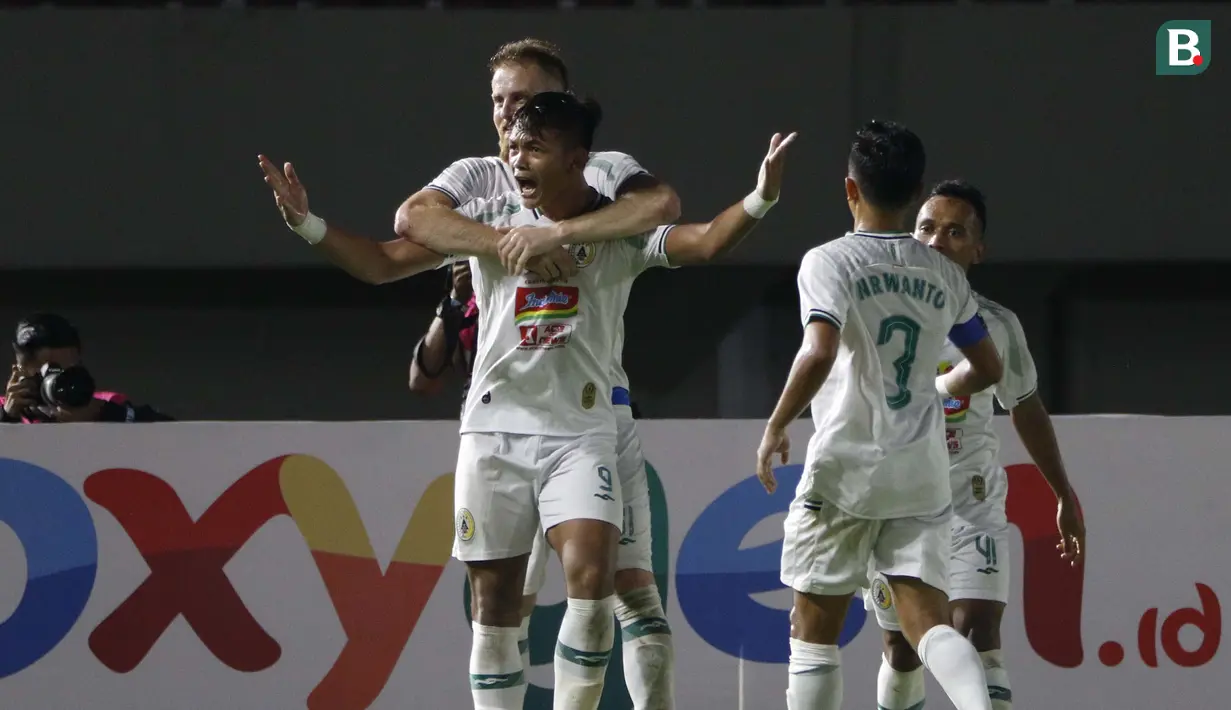 Pemain PS Sleman, Saddam Emiruddin Gaffar (kiri) mendapatkan selamat dari rekan satu tim usai menjebol gawang Persib Bandung dalam laga leg kedua semifinal Piala Menpora 2021 di Stadion Manahan, Solo, Senin (19/4/2021). PS Sleman bermain imbang 1-1 dengan Persib. (Bola.com/Ikhwan Yanuar)