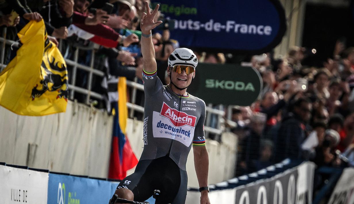 Pembalap Alpecin-Deceuninck, Mathieu van der Poel melakukan selebrasi setelah memenangkan Paris Roubaix 2025 pada Minggu (13/04/2025) waktu setempat. Van der Poel menyelesaikan balapan yang menempuh jarak 259,2 km antara Compiegne hingga Roubaix, Prancis dengan catatan waktu 5 jam 27 menit 27 detik. (AFP/Jeff Pachoud)