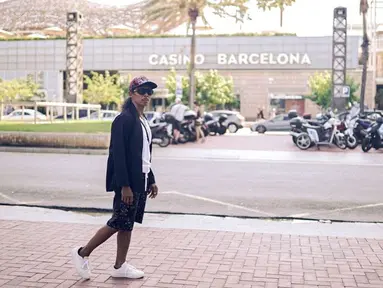 Yayan Ruhian tampak memamerkan momen saat dirinya berada di Barcelona, Spanyol. Dalam unggahan, pria 53 tahun ini tampil kece saat jalan-jalan di sana. Mengenakan kaus putih dibalut jas hitam serta celana pendek, Yayan begitu menikmati suasana kota di benua Eropa itu. (Liputan6.com/IG/@yayanruhian)