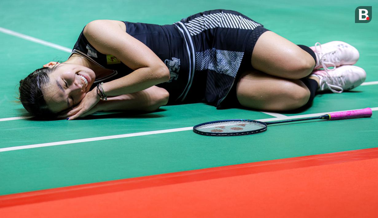 <p>Pebulu tangkis tunggal putri Thailand, Ratchanok Intanon melakukan selebrasi dengan tidur di atas court setelah menang atas wakil Korea Selatan, Sim Yu-jin dalam laga final Indonesia masters 2025 di Istora Senayan, Jakarta, Minggu (26/01/2025). (Bola.com/Bagaskara Lazuardi)</p>