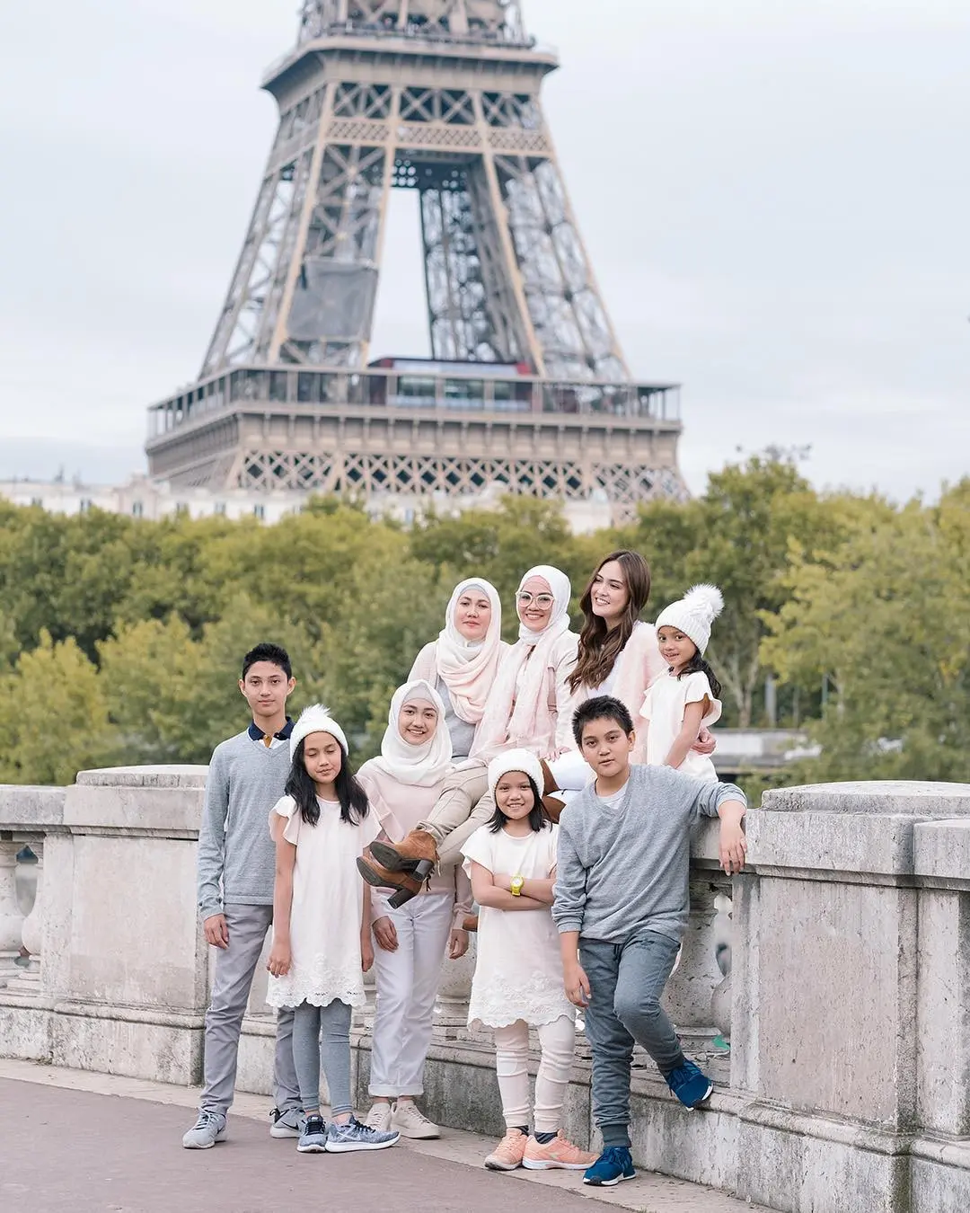 Shandy Aulia dengan kakak dan keponakan-keponakannya. (Instagram/shandyaulia)