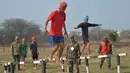 Para calon tentara India melakukan jalan di sebuah balok untuk mengatur keseimbangan tubuh dalam tes kebugaran fisik perekrutan tentara India di Khasa, Amritsar, (6/2). (AFP Photo / Narinder)