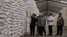 Ketua DPR Ade Komarudin (kiri), Wakil Ketua DPR Agus Hermanto (kanan) bersama sejumlah anggota Komisi IV dan Komisi VI beserta Direktur Pengadaan Perum Bulog Wahyu meninjau Gudang Bulog di Kelapa Gading, Jakarta Utara, (7/6).(Liputan6.com/Johan Tallo) 