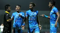 Pemain PSCS memprotes asisten wasit saat laga kontra PSBK di Stadion Kanjuruhan, Malang, Kamis (12/10/2017). (Bola.com/Iwan Setiawan)