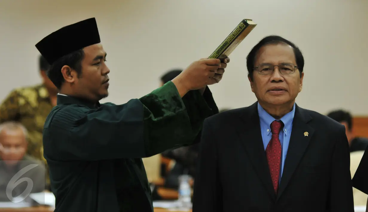 Menko Kemaritiman Rizal Ramli diambil sumpahnya sebelum memberikan keterangan saat Raker Pansus Pelindo II di Gedung DPR RI, Senayan, Jakarta, Kamis (29/10). Raker itu membahas masukan pelaksanaan Pansus Angket Pelindo II (Liputan6.com/Johan Tallo)