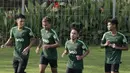 Pemain Timnas Indonesia U-22, Osvaldo Haay, berbincang dengan Hanif Sjahbandi saat latihan di Lapangan ABC, Senayan, Jakarta, Jumat (11/1). Pemain muda terbaik Liga 1 2018 itu baru bergabung pada hari kelima. (Bola.com/M Iqbal Ichsan)