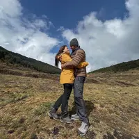 Kenakan Jaket Gunung saat Dilamar Kekasih. [@nathalieholscher]