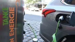 Mobil listrik sedang diisi daya di sebuah stasiun pengisian daya umum di Wina, Austria (14/7/2020). Menurut Asosiasi Federal Austria untuk Mobilitas Listrik, 4.805 mobil bertenaga listrik penuh telah didaftarkan di Austria hingga akhir Juni tahun ini, atau 4,3 persen dari seluruh pendaftaran mobil b