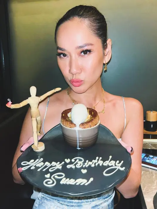 Mereka juga tak lupa mengabadikan foto kebersamaannya sambil berpose mesra.  [@tikoaryawardhana/@itsmebcl]