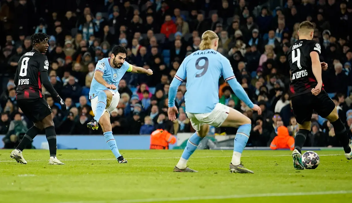 Pemain Manchester City Ilkay Gundogan mencetak gol ke gawang RB Leipzig pada pertandingan sepak bola leg kedua babak 16 besar Liga Champions di Etihad Stadium, Manchester, Inggris, 14 Maret 2023. Laga berakhir 7-0 dan membawa Manchester City lolos ke perempat final Liga Champions dengan agregat 8-1. (AP Photo/Dave Thompson)