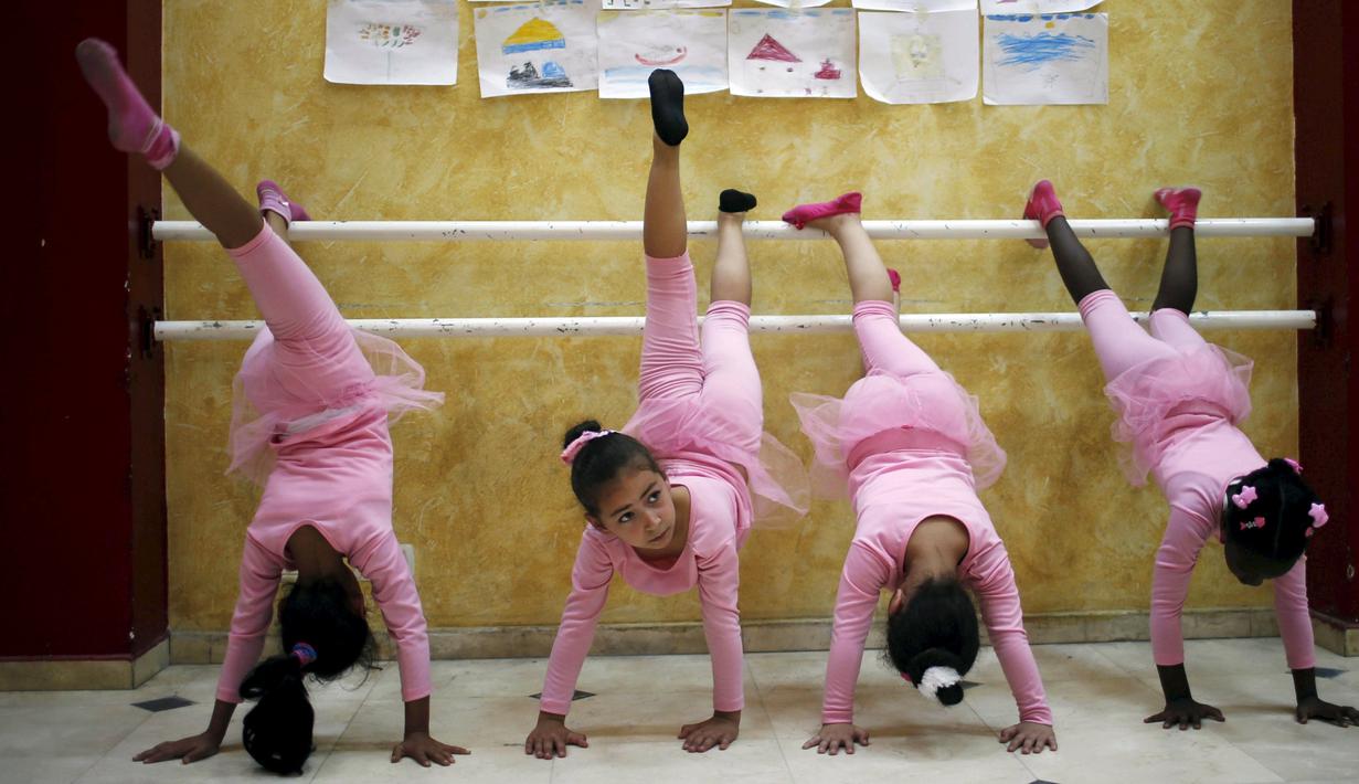 Anak-anak Palestina ambil bagian dalam sebuah kelas balet yang diselenggarakan oleh Al-Qattan Center for Children, di kota Gaza, Palestina, (25/11/2015). (Reuters/Suhaib Salem).