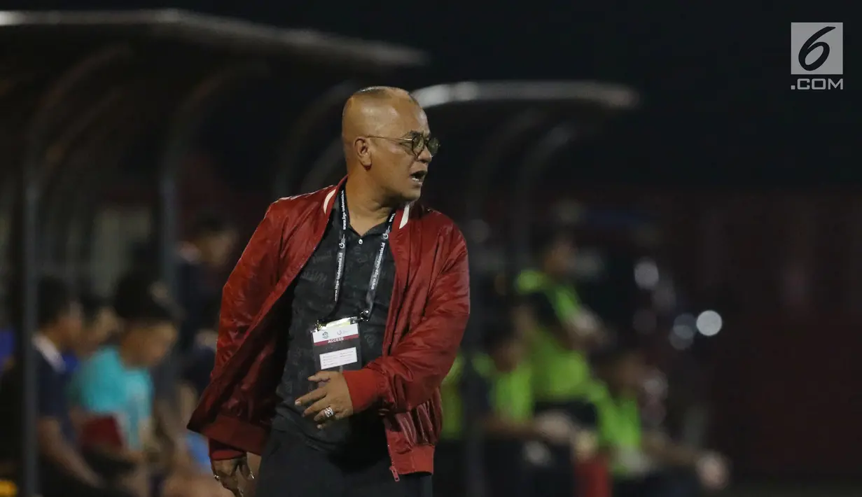 Manajer tim Madura United, Haruna Soemitro meluapkan kekecewaan saat melawan Bhayangkara FC pada lanjutan Go-Jek Liga 1 Indonesia 2018 bersama Bukalapak di Stadion PTIK, Jakarta, Kamis (7/6). Madura United kalah 0-1. (Liputan6.com/Helmi Fithriansyah)