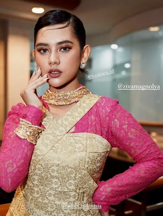 Dibantu oleh fashion stylist @rikkisi, Ziva Magnolya tampil menawan dalam balutan kebaya brokat fuschia yang dipadukan dengan dress songket nuansa emas. [@zivamagnolya]