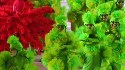Penari dengan kostum bermotif bunga memeriahkan perayaan penutupan Olimpiade Rio 2016  di  Stadion  Maracana, Rio de Janeiro, (22/8/2016). (AFP/Luis Acosta)