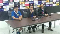 Djanur (tengah) saat memberikan keterangan kepada media usai pertandingan melawan PSM Makassar (Okan Firdaus/Liputan6.com)