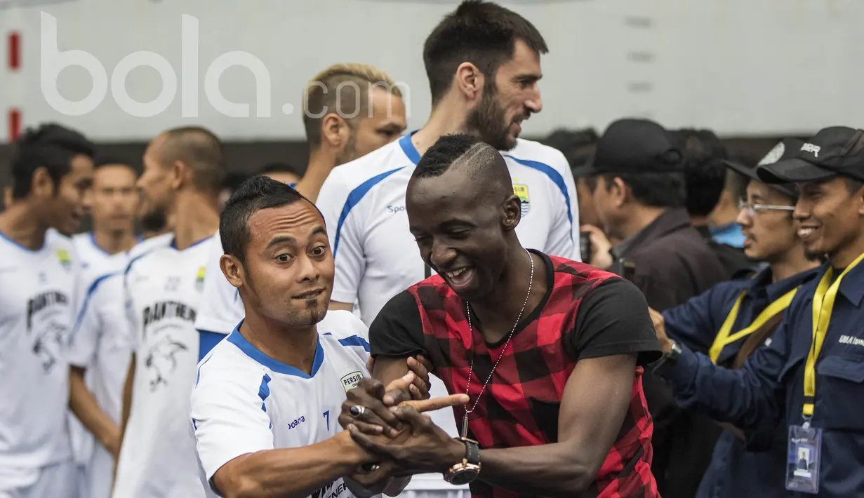 Kapten Persib Bandung, Atep, mengajak bercanda dengan mantan rekannya Makan Konate. Kehadiran pemain asal Mali itu ke Bandung untuk melepas kerinduan akan mantan klubnya Persib. (Bola.com/Vitalis Yogi Trisna)