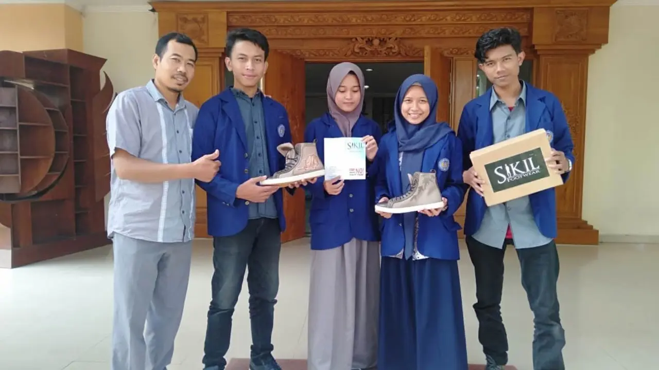 Mahasiswa Sulap Limbah Kulit Jadi Sepatu