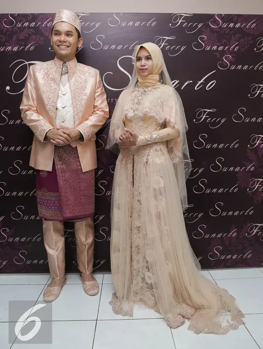 Pasangan selebritis Ben Kasyafani  dan Nesyana Ayu Nabila berpose dengan baju pengantin di kawasan Kebayoran Baru, Jakarta, Rabu (27/7). Pernikahan mereka rencananya akan digelar 30 Juli 2016 mendatang. (Liputan6.com/ Herman Zakharia)