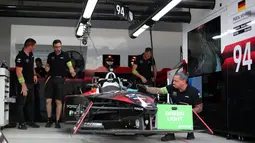 Sejumlah kru mekanik Tag Heuer Porsche Formula E Team sedang mempersiapkan mobil Pascal Wehrlein sebelum melakukan latihan bebas tiga Jakarta E-Prix 2023 yang berlangsung di Jakarta International E-Prix Circuit (JIEC), Ancol, Jakarata, Minggu (04/06/2023).