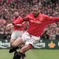 2. Eric Cantona, dirinya merupakan salah satu icon kebangkitan MU era 90an. Pesepak bola bengal berkebangsaan Prancis ini menjadi salah satu pemain kesayangan fans Setan Merah. (AFP/Gerry Penny)