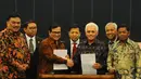 Koalisi Merah Putih dan Koalisi Indonesia Hebat meneken kesepakatan damai di DPR, Jakarta, Senin (17/11/2014). (Liputan6.com/Andrian M Tunay) 