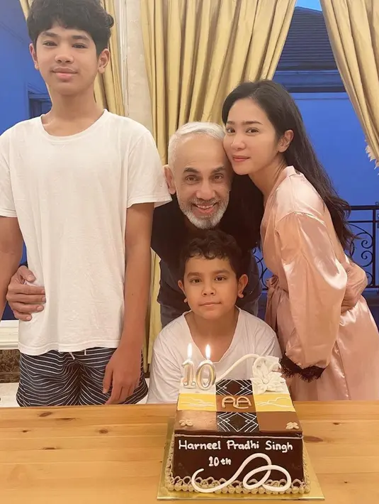 Perayaan ultah anak Bunga Zainal yang jauh dari kata mewah ini punya alasan tersendiri. Salah satunya, ia ingin mengajarkan pada putranya agar tidak terbiasa merayakan ultah dengan kemewahan. Berkumpul dengan keluarga saja, sudah sangat bermakna bagi Bunga Zainal beserta suami dan anak-anaknya. (Liputan6.com/IG/@bungazainal05)