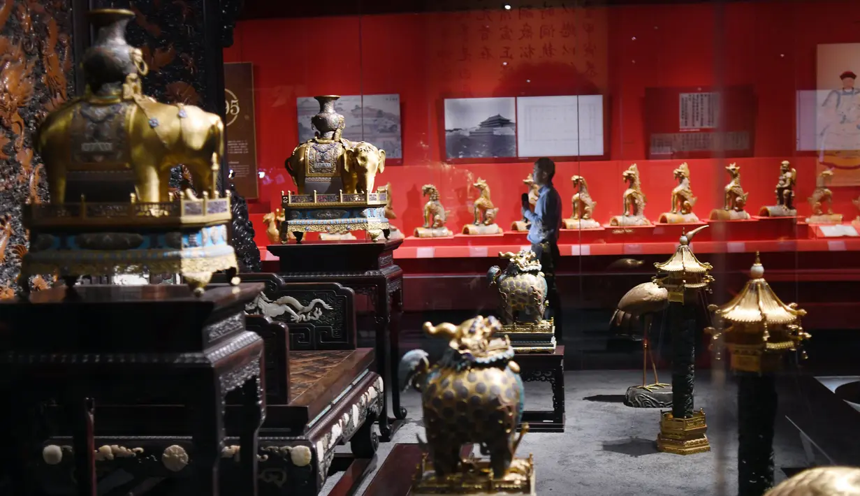 Pengunjung mengamati benda di Museum Istana, Beijing, China, Kamis (10/9/2020). Pameran bertajuk Kemegahan Abadi: Enam Abad di Kota Terlarang diselenggarakan di Museum Istana yang juga dikenal Kota Terlarang untuk memperingati 600 tahun usia bekas kompleks kekaisaran tersebut. (Xinhua/Jin Liangkuai)