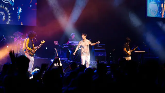 D’Masiv tampil bersama Ari Lesmana di  konser "20AD TO THE WORLD" di Singapura.