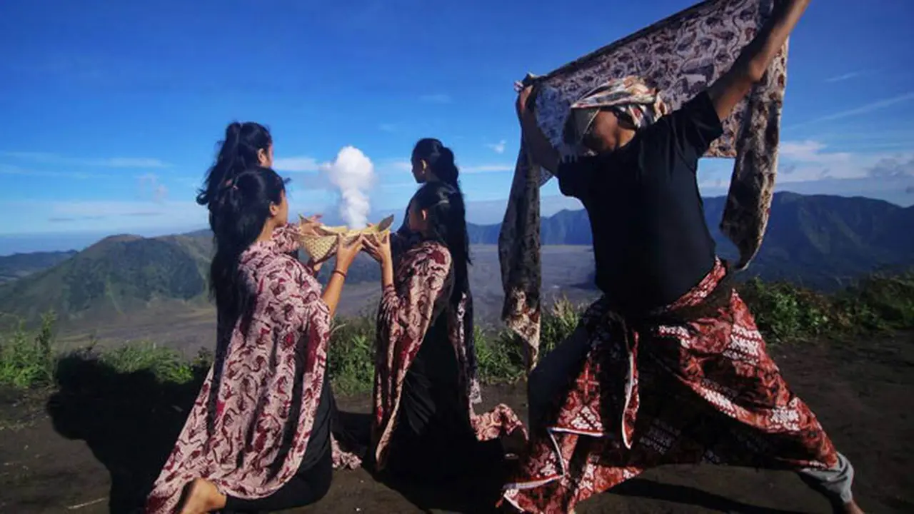 Menari di Atas Awan, Kelender Tahunan Bromo Tengger Semeru