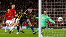 Striker Fenerbahce, Robin Van Persie, mencetak gol balasan ke gawang MU dalam laga Grup A Liga Europa di Stadion Old Trafford, Manchester, Jumat (21/10/2016). (Action Images via Reuters/Jason Cairnduff)