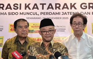 Mendikdasmen sekaligus Sekretaris Umum PP Muhammadiyah, Prof. Dr. Abdul Mu’ti, M.Ed didampingi Direktur Sido Muncul, Dr. (H.C.) Irwan Hidayat dan Rektor UNIMUS Prof. Dr. Masrukhi, M.Pd. (Liputan6.com/Gilar Ramdhani)