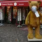 Sebuah boneka beruang yang mengenakan masker terlihat di depan sebuah toko suvenir di alun-alun di Frankfurt, Jerman, 2 November 2020. Jumlah infeksi baru COVID-19 di Jerman bertambah 12.097 kasus dalam sehari. (Xinhua/Lu Yang)