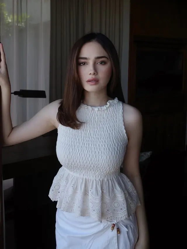 Syifa Hadju pun tampil dengan riasan simple saat liburan ke Bali. [@syifahadju]