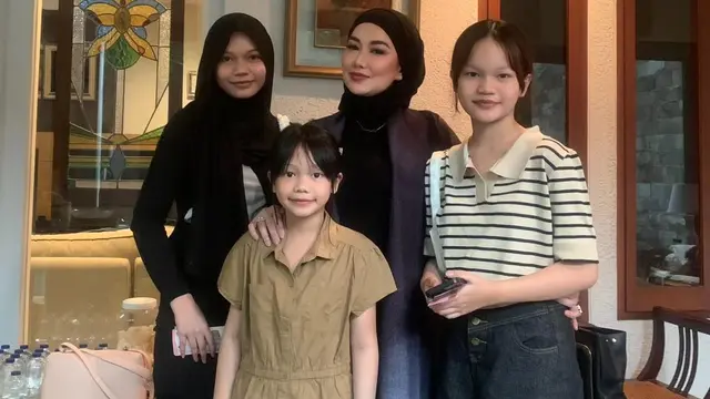 Potret Reza Artamevia rayakan lebaran bersama keluarga mendiang Adjie Massaid (Sumber: Instagram/@rezaartameviaofficial)