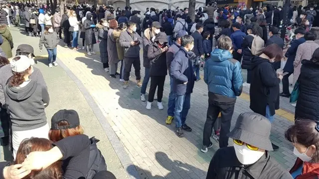 Waspada Corona, Ini 5 Potret Antrian Panjang Warga Daegu Saat Beli Masker