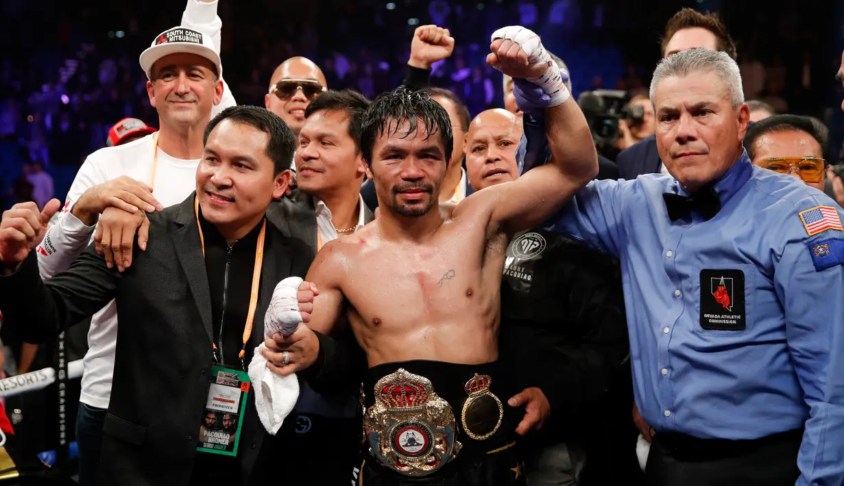 Petinju asal Filipina, Manny Pacquiao merayakan kemenangannya melawan Adrien Broner dalam pertandingan tinju kelas welter WBA di Las Vegas (19/1). Pacquiao  menang lewat kemenangan angka mutlak, 117-111, 116-112, dan 116-112. (AP Photo/John Locher)