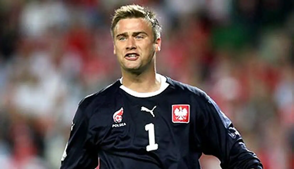Polish goalkeeper Artur Boruc gestures during the Euro 2008 Championships Group B football match against Austria on June 12, 2008 at Ernst Happel stadium in Vienna. Poland leads 1-0. AFP PHOTO - DDP / RONNY HARTMANN