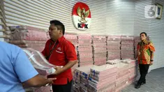 Petugas mengangkut uang dari tumpukan sebesar Rp 300 miliar yang dipamerkan di gedung Merah Putih Komisi Pemberantasan Korupsi (KPK), Jakarta, Kamis (20/11/2025). Komisi Pemberantasan Korupsi (KPK) memamerkan uang tunai sebesar Rp 300 miliar. (Liputan6.com/Helmi Fithriansyah)