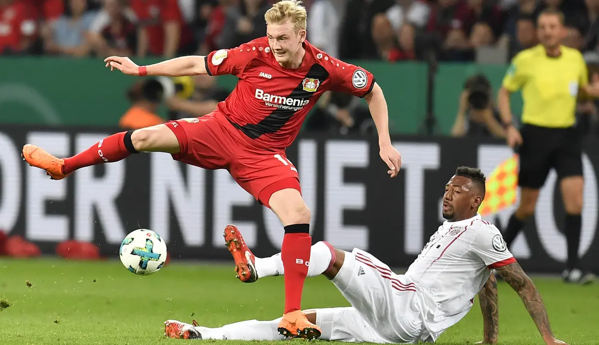 Bek Bayern Munchen, Jerome Boateng, berebut bola dengan gelandang Bayer Leverkusen, Julian Brandt, pada laga DFB Pokal di Stadion BayArena, Selasa (17/4/2018). Bayern Munchen menang 6-2 atas Bayer Leverkusen. (AP/Martin Meissner)