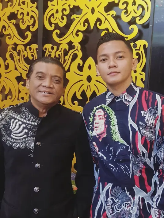Sebagai personil paling muda dalam tim musik pengiring Didi Kempot, ia terlihat sangat dekat dengan pria yang berjuluk The Godfather of Broken Heart ini. (Liputan6.com/IG/@doryharsa)