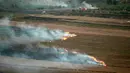 Api membakar lahan setelah serangan artileri berat Israel di desa perbatasan Maroun Al-Ras, Lebanon, Minggu (1/9/2019). Ketegangan antara Israel dan Lebanon meningkat dalam beberapa hari terakhir. (AP Photo/Mohammed Zaatari)