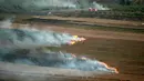 Api membakar lahan setelah serangan artileri berat Israel di desa perbatasan Maroun Al-Ras, Lebanon, Minggu (1/9/2019). Ketegangan antara Israel dan Lebanon meningkat dalam beberapa hari terakhir. (AP Photo/Mohammed Zaatari)