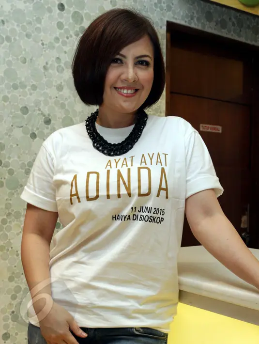Penyanyi Cynthia Lamusu saat press screening film 'Ayat-ayat Adinda' di kawasan Kuningan, Jakarta, Senin (8/6). Film tersebut menceritakan tentang kehidupan Adinda dan keluarganya yang selalu berpindah tempat tinggal. (Liputan6.com/Panji Diksana)